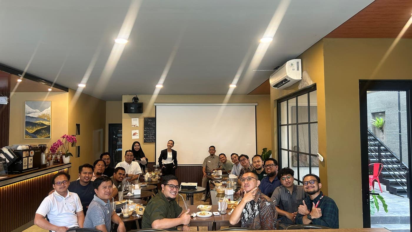 Anggota Tech Voice Indonesia berdiri berjajar seusai acara meetup komunitas.